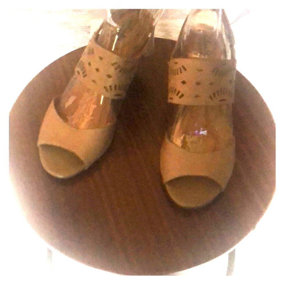 Clark’s Artisan Active Air soles 2 1/2” heels.